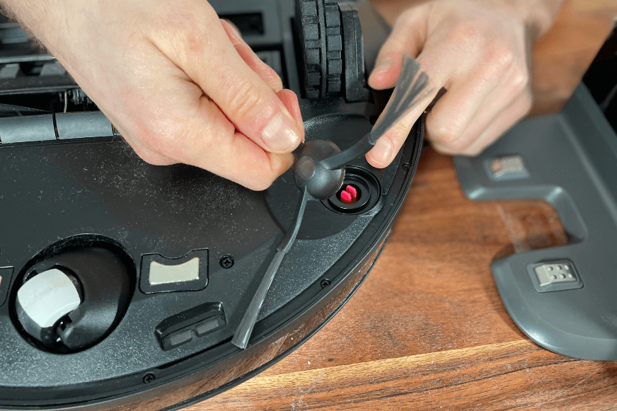 Die Seitenbürste des Yeedi Vac Hybrid wird gelöst.